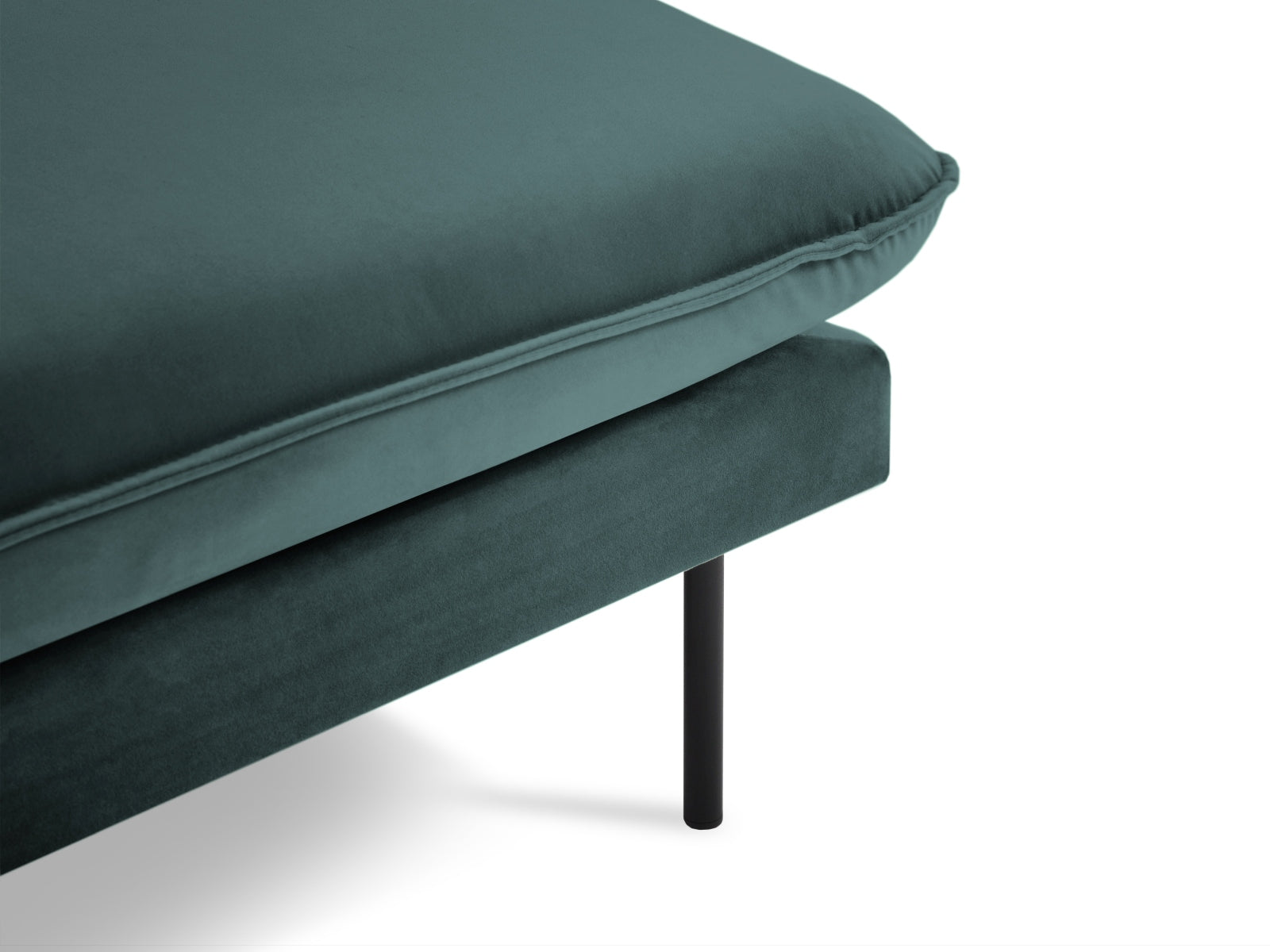 Stilvolles Vienna Velour Sofa Chaise Lounge rechts mit großzügiger 110 cm Sitzfläche. Hochwertiges Velour sorgt für Komfort und eine elegante Wohnatmosphäre.