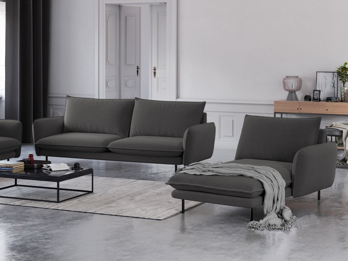 Vienna Sofa Chaise Lounge rechts 1 Sitz 110cm in Dark Grey/Schwarz-Positano präsentiert im Onlineshop von KAQTU Design AG. L-Sofa rechts ist von Cosmopolitan Design
