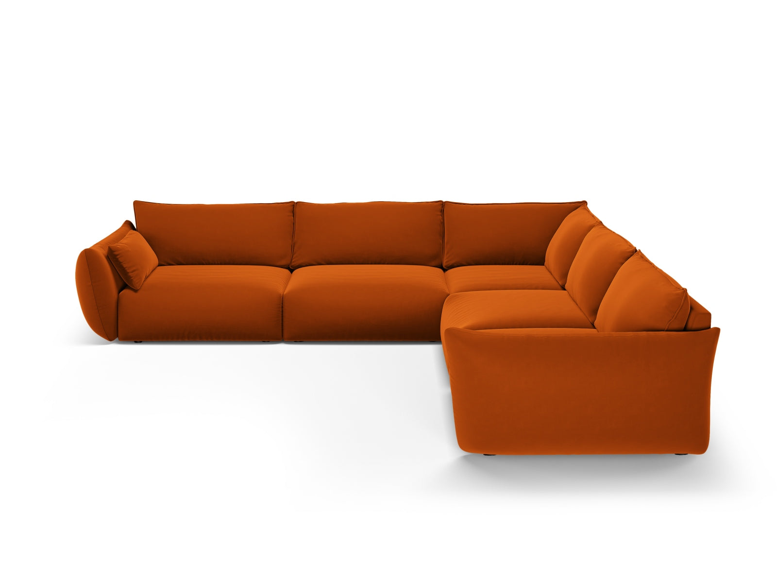 Elegantes 7-Sitzer Ecksofa Symmetric Matera in warmem Terracotta, ideal für stilvolle Wohnräume, von Cosmopolitan Design.