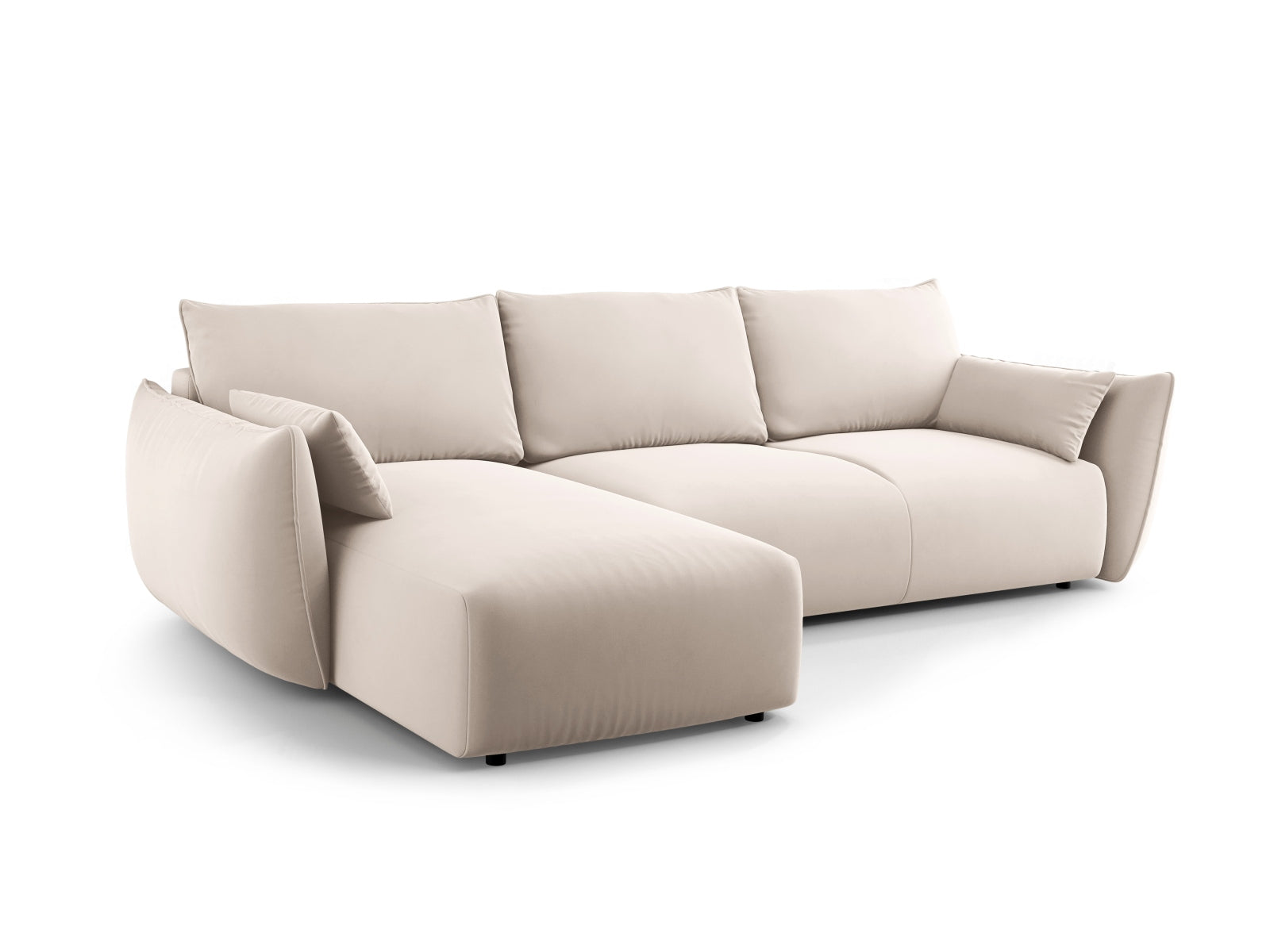 Beige 4-Sitzer Ecksofa Matera mit Schlaffunktion und Stauraum, ideal für moderne Wohnräume, präsentiert von Cosmopolitan Design.