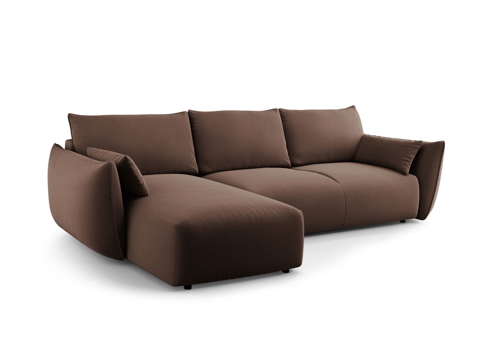 Elegantes 4-Sitzer Ecksofa links Matera in Chocolate-Salvador, ideal für Schlafkomfort und Stauraum, präsentiert von Cosmopolitan Design.