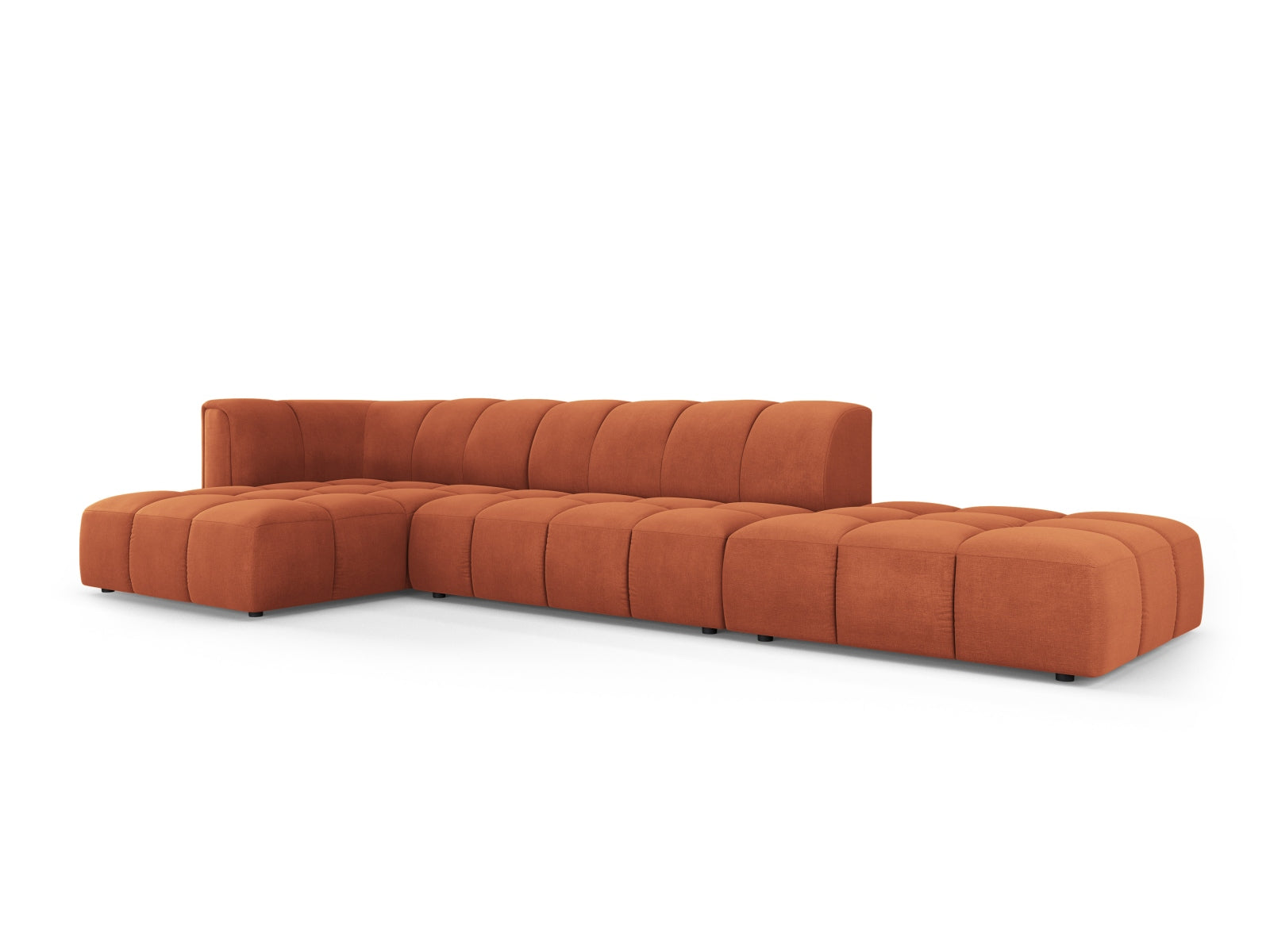 Modulares 5-Sitzer Ecksofa Moritz in lebhaftem Orange, ideal für stilvolle Wohnräume, präsentiert von Cosmopolitan Design.