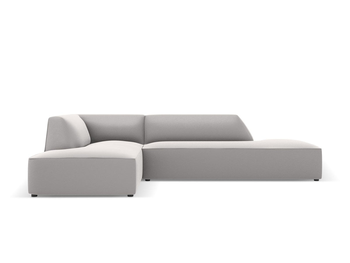 Modulares Ecksofa links Siena in Light Beige mit Kunstleder-ähnlichem Bezug, Récamiere, schwarzen Kunststoffbeinen und schlichter Rückenlehne.