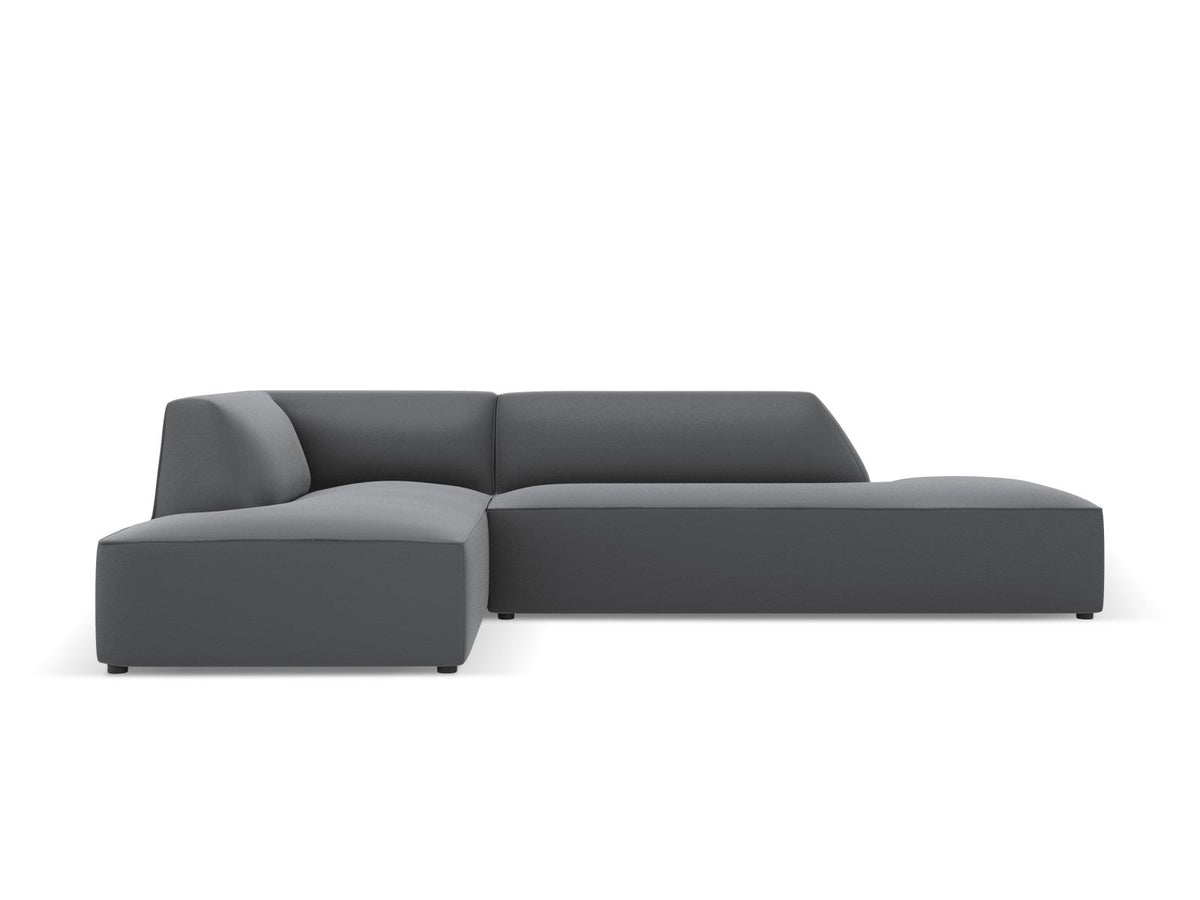 Modulares Ecksofa links Siena in Light Beige mit Kunstleder-ähnlichem Bezug, Récamiere, schwarzen Kunststoffbeinen und schlichter Rückenlehne.