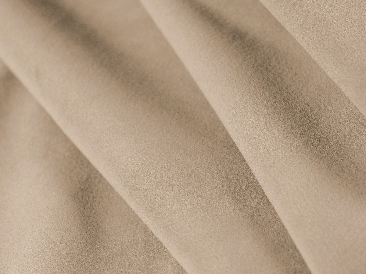 Modulares Ecksofa Verona in Sand-Casino Samt mit Récamiere links, schwarzen Kunststoffbeinen und weicher Velours-Polsterung, 4 Sitzplätze.