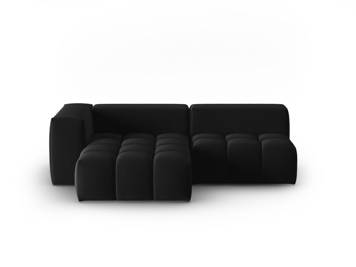 Modulares Ecksofa Verona in Sand-Casino Samt mit Massivholzrahmen, schwarzen Kunststoffbeinen und Récamiere, seitliche Ansicht.