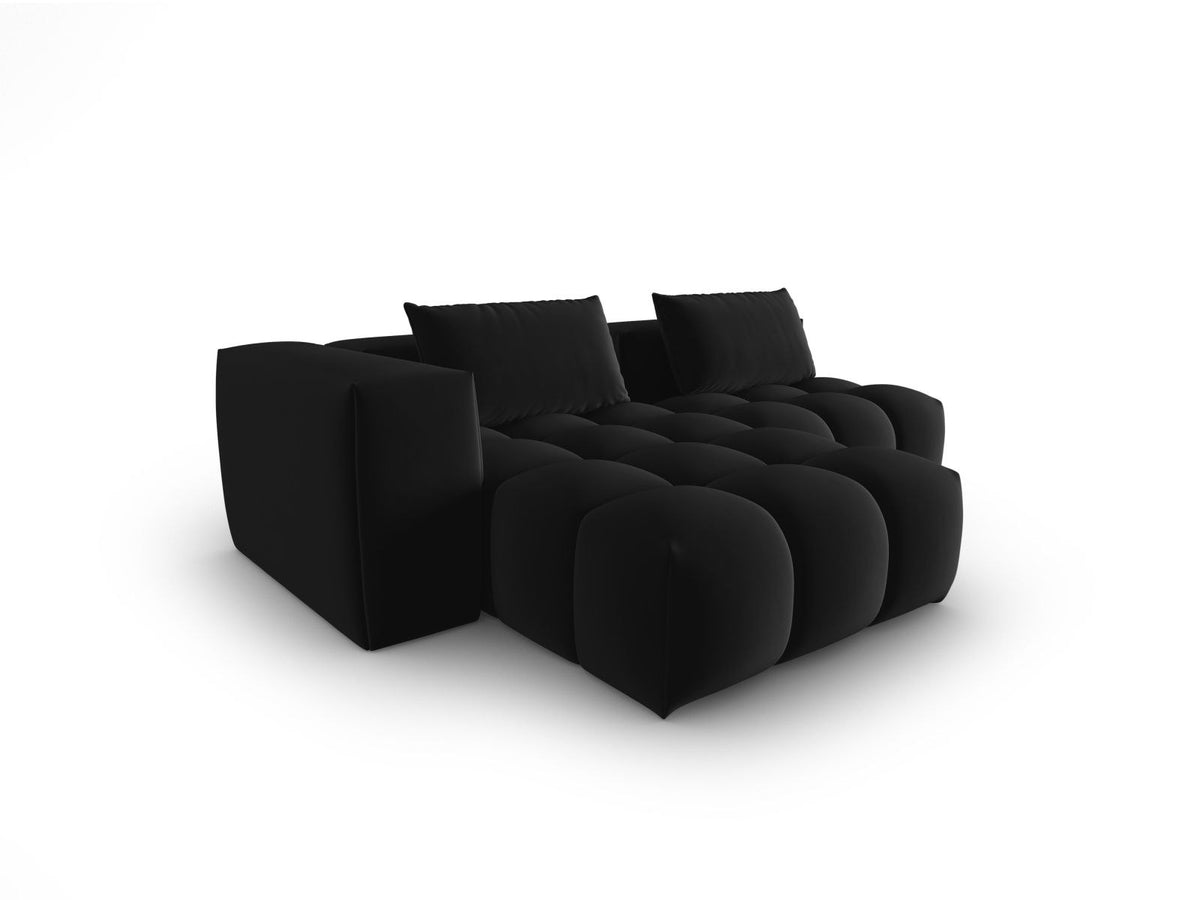 Modulares Ecksofa Verona in Sand-Casino Samt mit Massivholzrahmen, schwarzen Kunststoffbeinen und Récamiere, seitliche Ansicht.