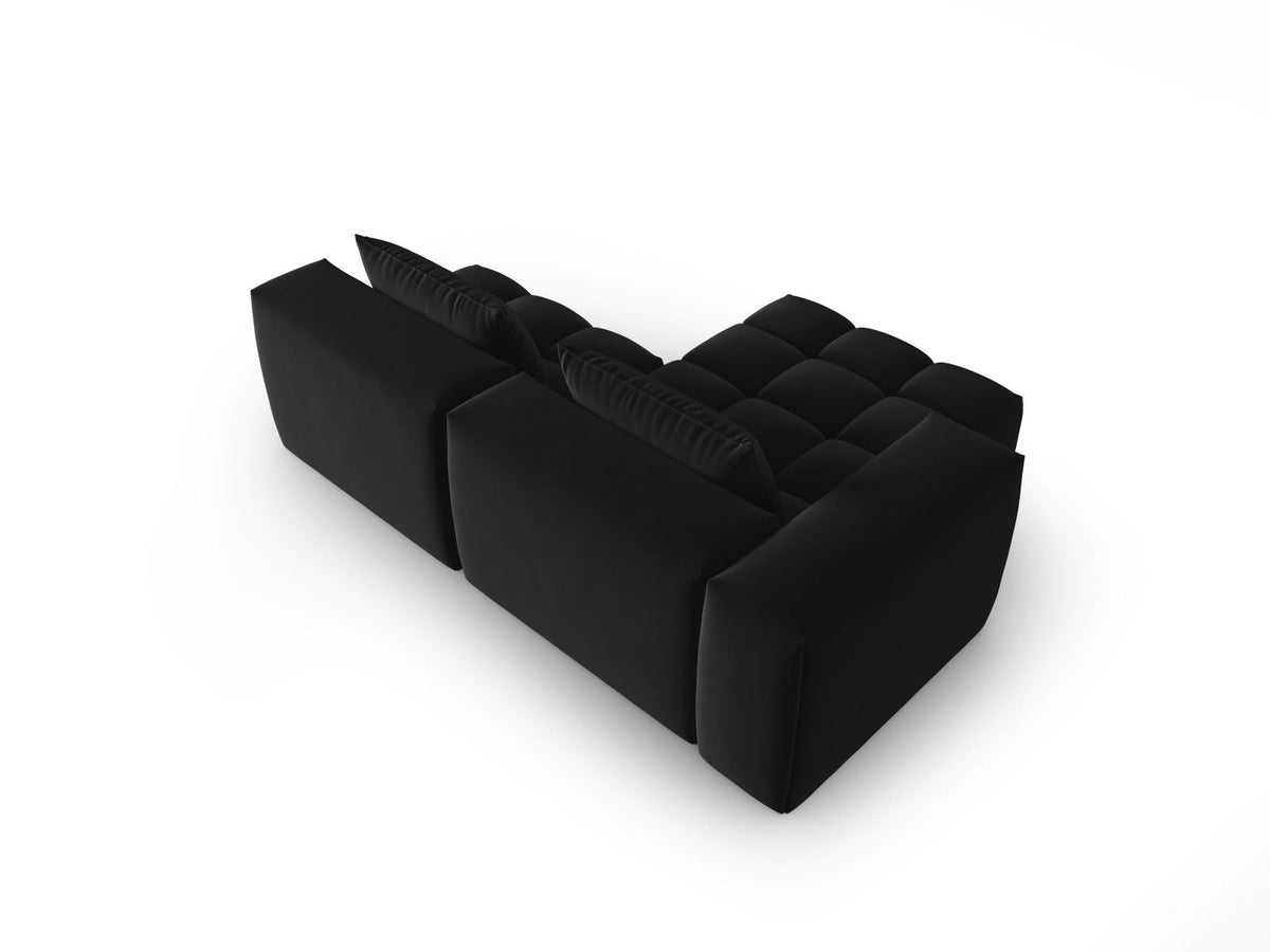 Modulares Ecksofa Verona in Sand-Casino Samt mit Massivholzrahmen, schwarzen Kunststoffbeinen und Récamiere, seitliche Ansicht.