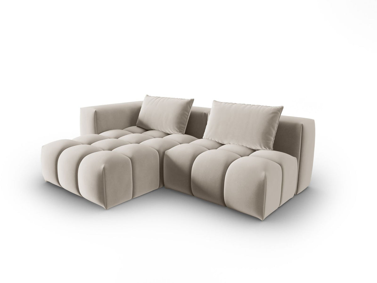 Modulares Ecksofa Verona in Sand-Casino Samt mit Massivholzrahmen, schwarzen Kunststoffbeinen und Récamiere, seitliche Ansicht.