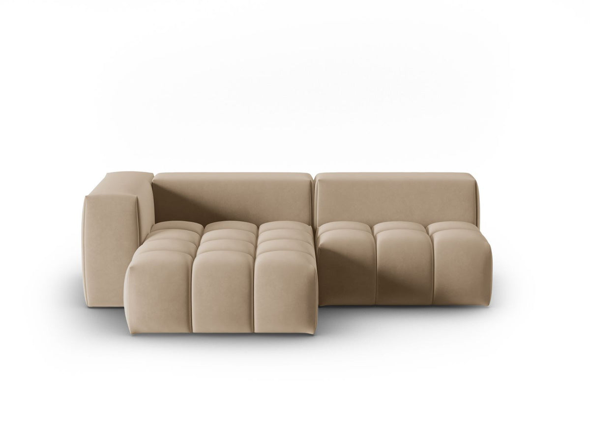 Modulares Ecksofa Verona in Sand-Casino Samt mit Massivholzrahmen, schwarzen Kunststoffbeinen und Récamiere, seitliche Ansicht.