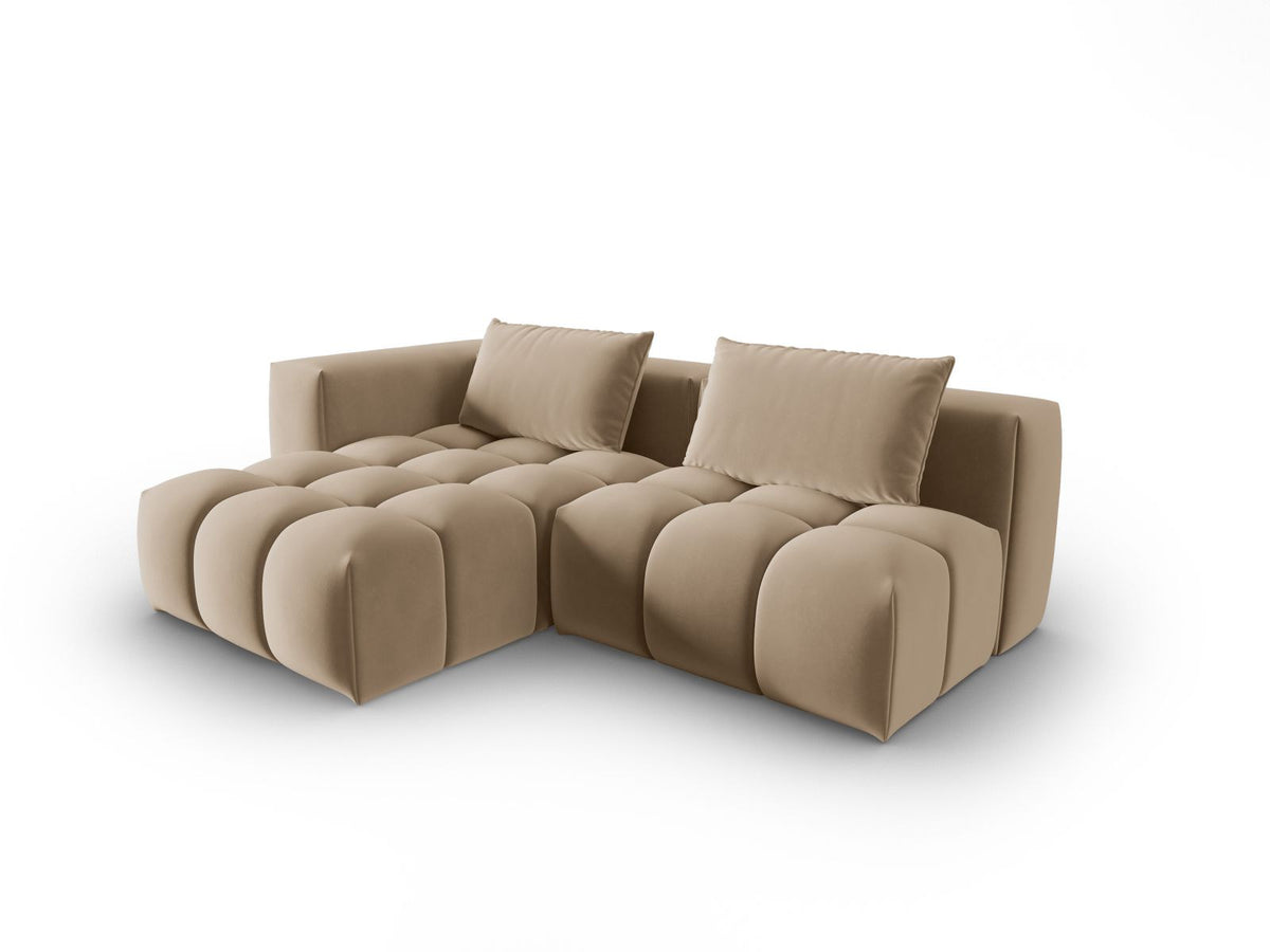 Modulares Ecksofa Verona in Sand-Casino Samt mit Massivholzrahmen, schwarzen Kunststoffbeinen und Récamiere, seitliche Ansicht.