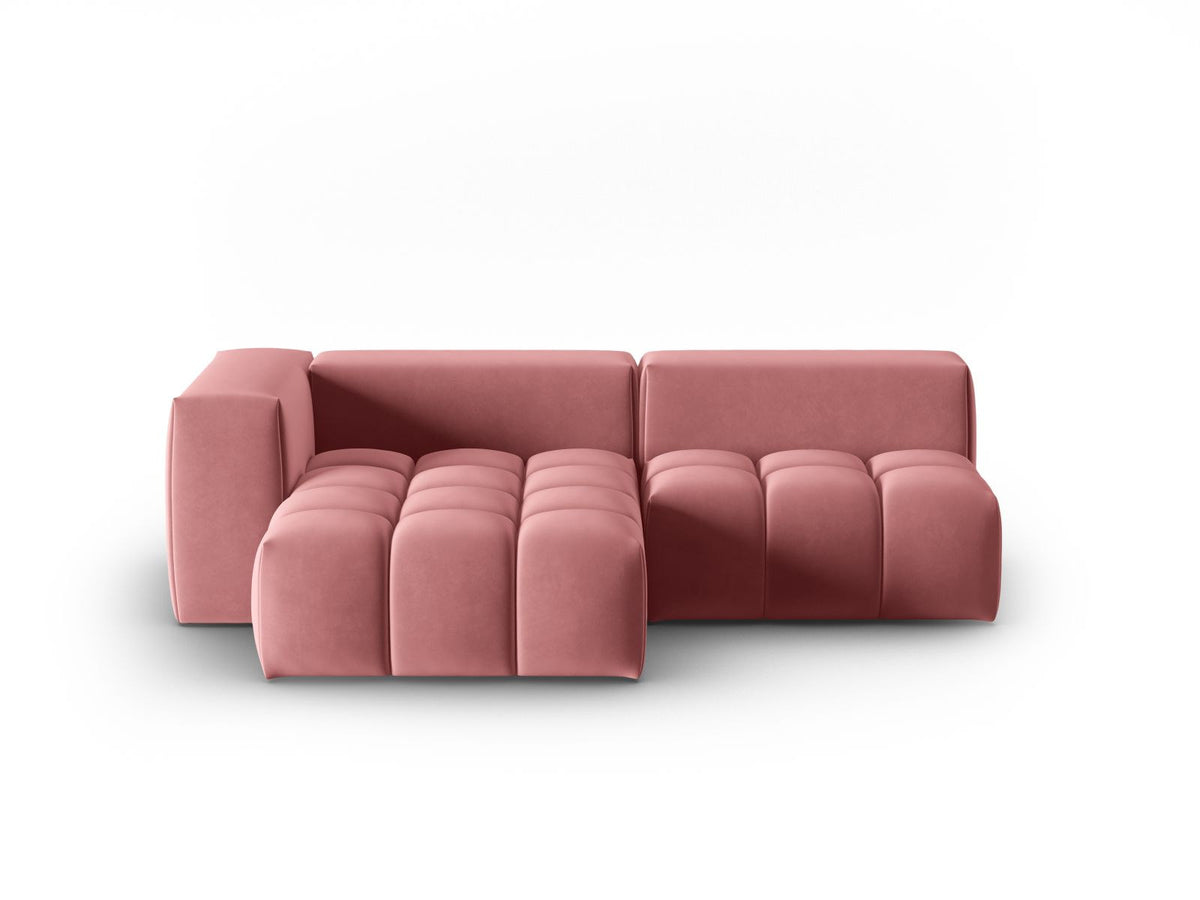 Modulares Ecksofa Verona in Sand-Casino Samt mit Massivholzrahmen, schwarzen Kunststoffbeinen und Récamiere, seitliche Ansicht.