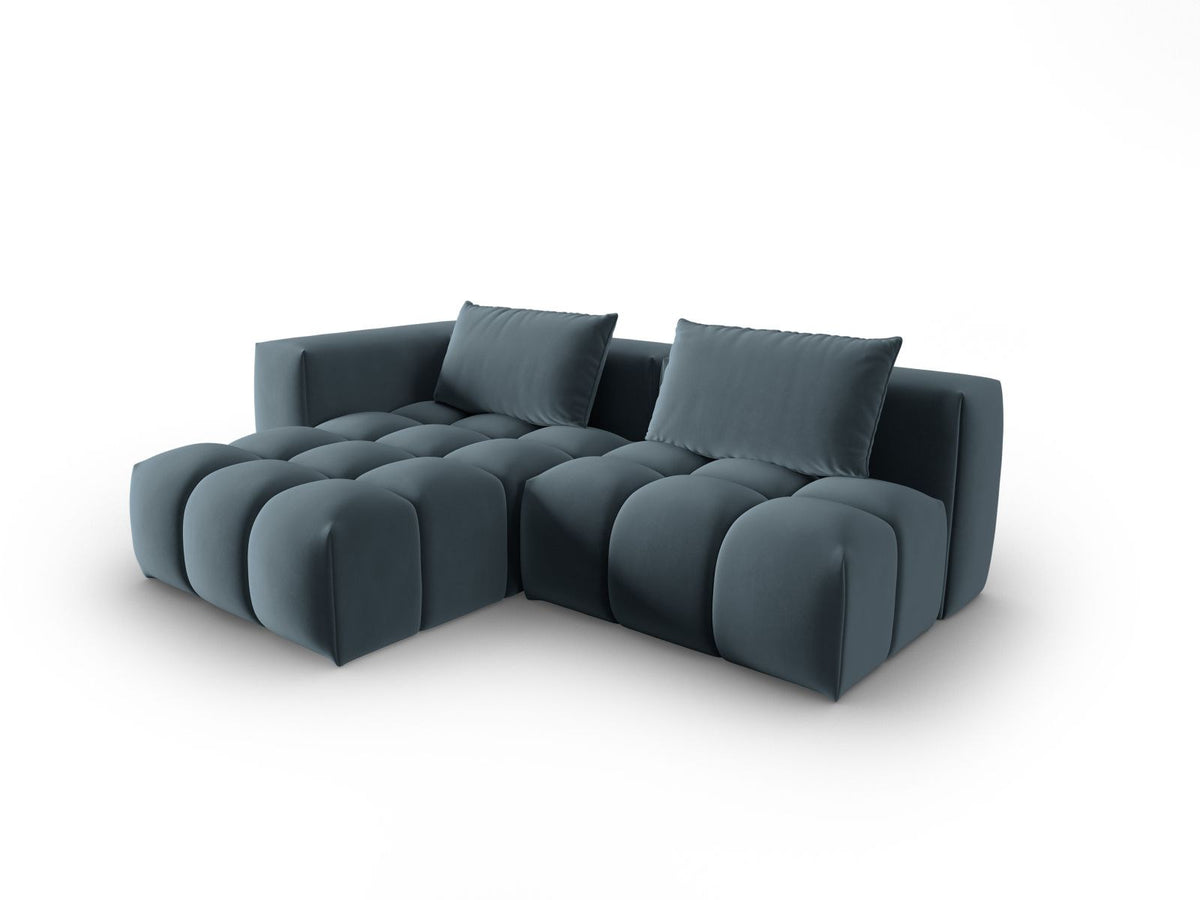 Modulares Ecksofa Verona in Sand-Casino Samt mit Massivholzrahmen, schwarzen Kunststoffbeinen und Récamiere, seitliche Ansicht.