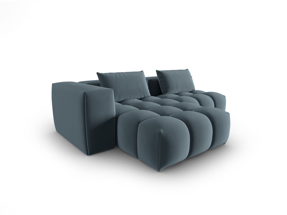Modulares Ecksofa Verona in Sand-Casino Samt mit Massivholzrahmen, schwarzen Kunststoffbeinen und Récamiere, seitliche Ansicht.