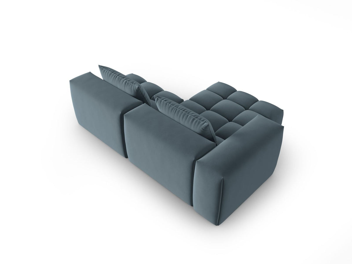 Modulares Ecksofa Verona in Sand-Casino Samt mit Massivholzrahmen, schwarzen Kunststoffbeinen und Récamiere, seitliche Ansicht.