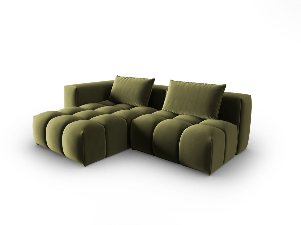 Modulares Ecksofa Verona in Sand-Casino Samt mit Massivholzrahmen, schwarzen Kunststoffbeinen und Récamiere, seitliche Ansicht.