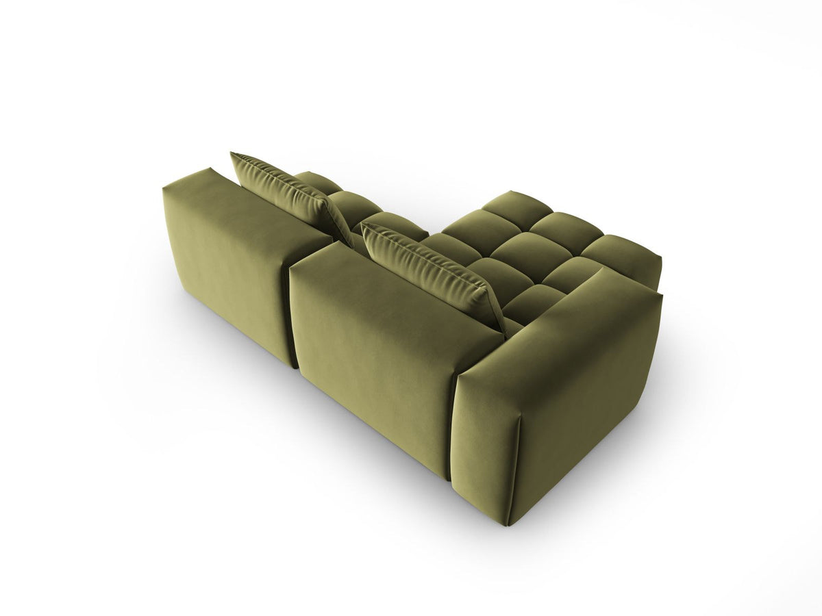 Modulares Ecksofa Verona in Sand-Casino Samt mit Massivholzrahmen, schwarzen Kunststoffbeinen und Récamiere, seitliche Ansicht.