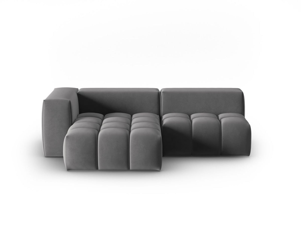 Modulares Ecksofa Verona in Sand-Casino Samt mit Massivholzrahmen, schwarzen Kunststoffbeinen und Récamiere, seitliche Ansicht.