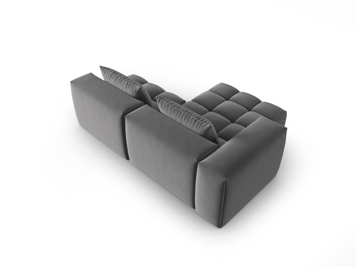 Modulares Ecksofa Verona in Sand-Casino Samt mit Massivholzrahmen, schwarzen Kunststoffbeinen und Récamiere, seitliche Ansicht.