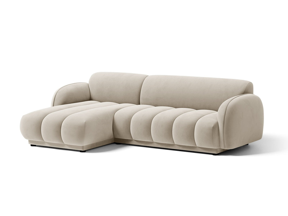 Bilbao Ecksofa links 3-Sitzer von Cosmopolitan Design in Light Beige-Casino Samtstoff, Holzrahmen, schwarze Kunststoffbeine, mit Récamiere.