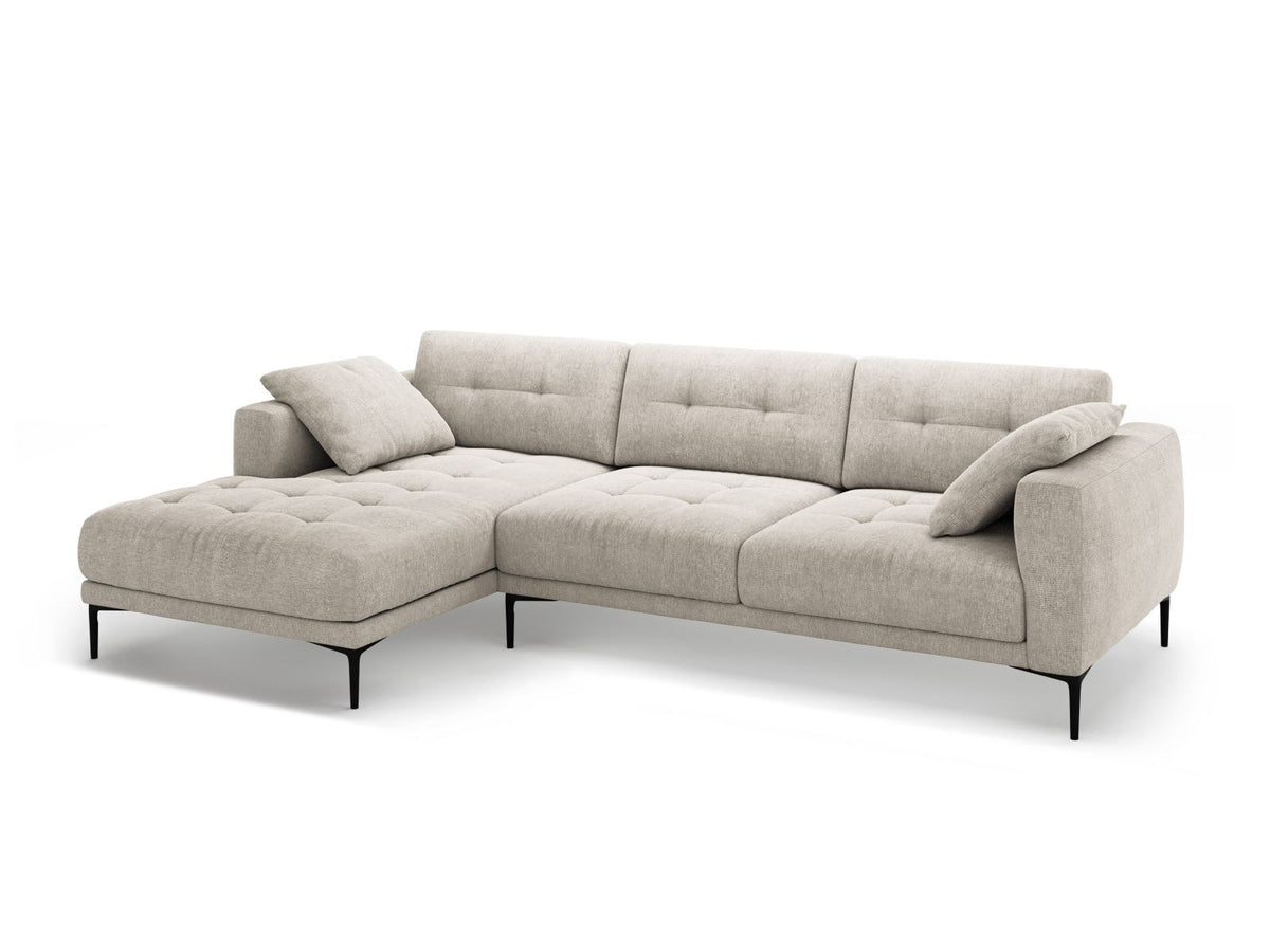 Beiges Ecksofa Lazio mit Récamiere links, Strukturstoff Sorella, schwarze Metallbeine, Massivholzrahmen, moderne Wohnzimmercouch.