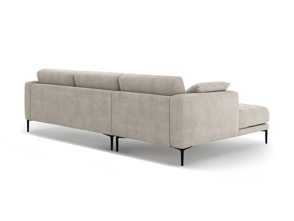 Beiges Ecksofa Lazio mit Récamiere links, Strukturstoff Sorella, schwarze Metallbeine, Massivholzrahmen, moderne Wohnzimmercouch.