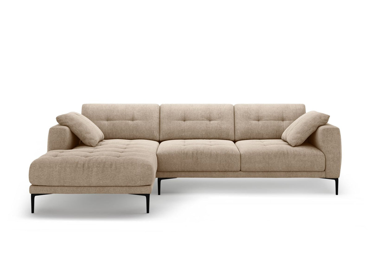 Beiges Ecksofa Lazio mit Récamiere links, Strukturstoff Sorella, schwarze Metallbeine, Massivholzrahmen, moderne Wohnzimmercouch.