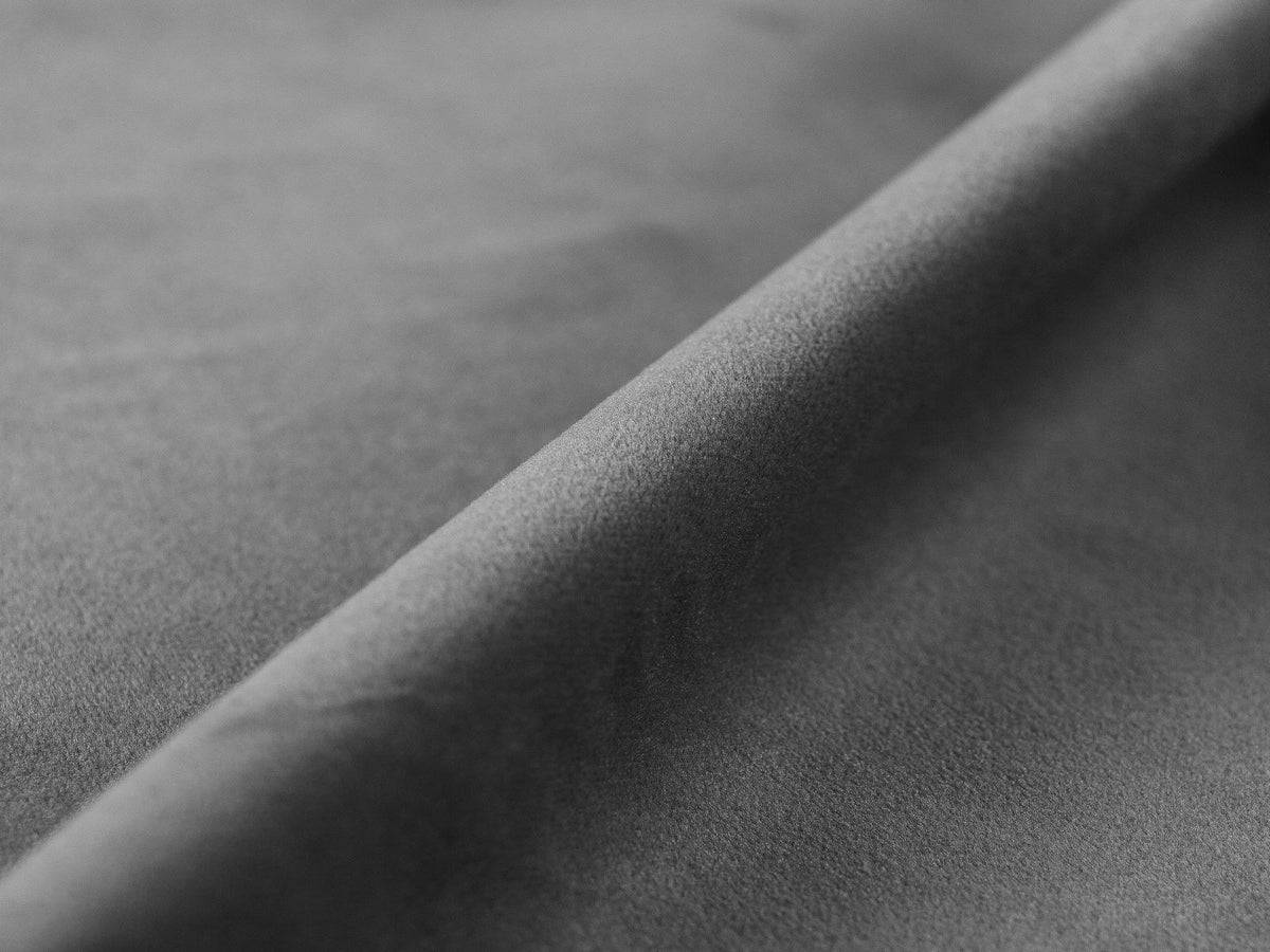Ecksofa links Chicago von Cosmopolitan Design in Light Beige-Venus Samtvelours, Holzrahmen, Récamiere links, Kunststoffbeine schwarz.