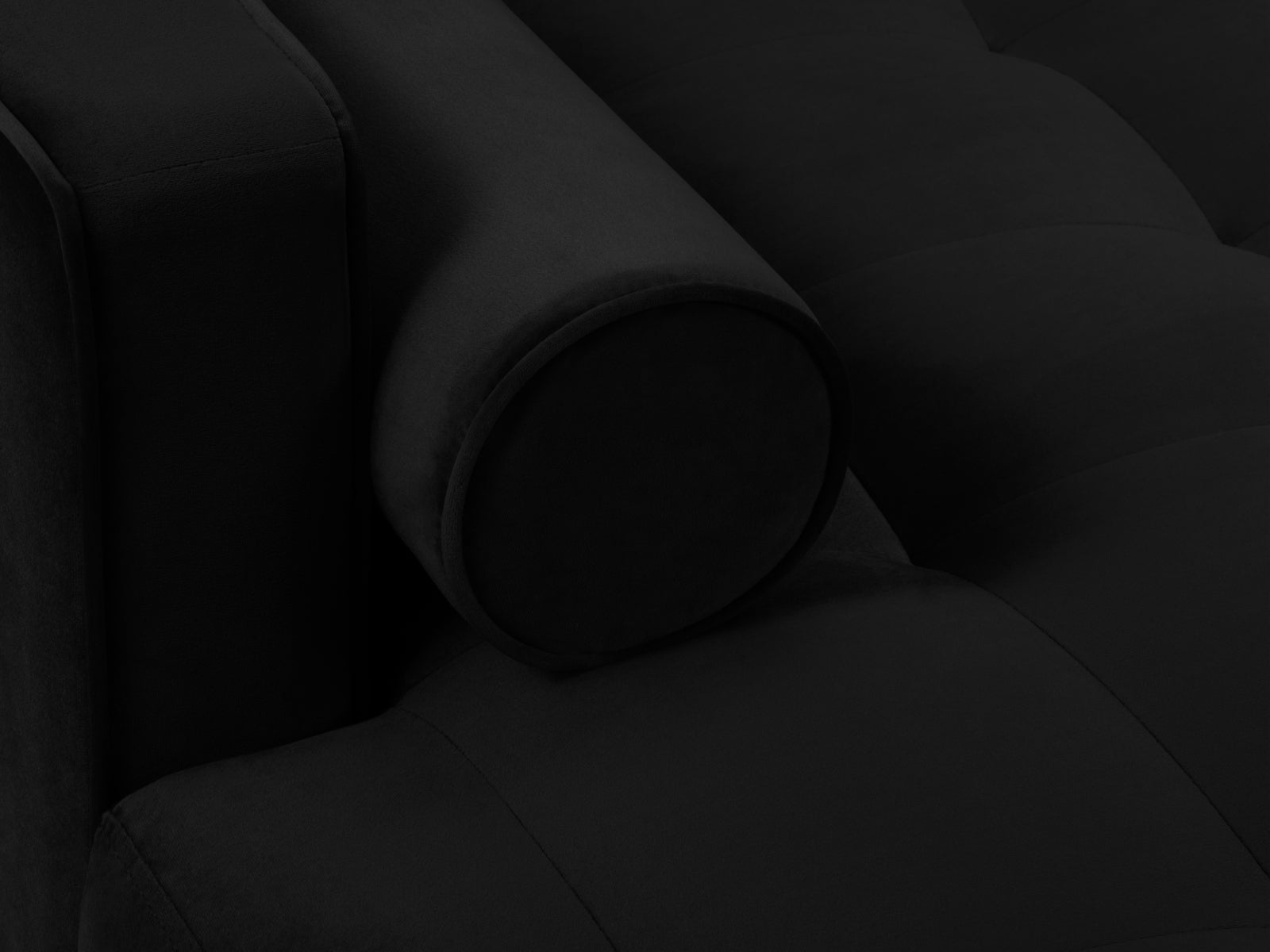 Stylisches 4-Sitzer Ecksofa links Aspen in zeitlosem Schwarz, perfekt für stilvolle und einladende Wohnbereiche von Cosmopolitan Design.