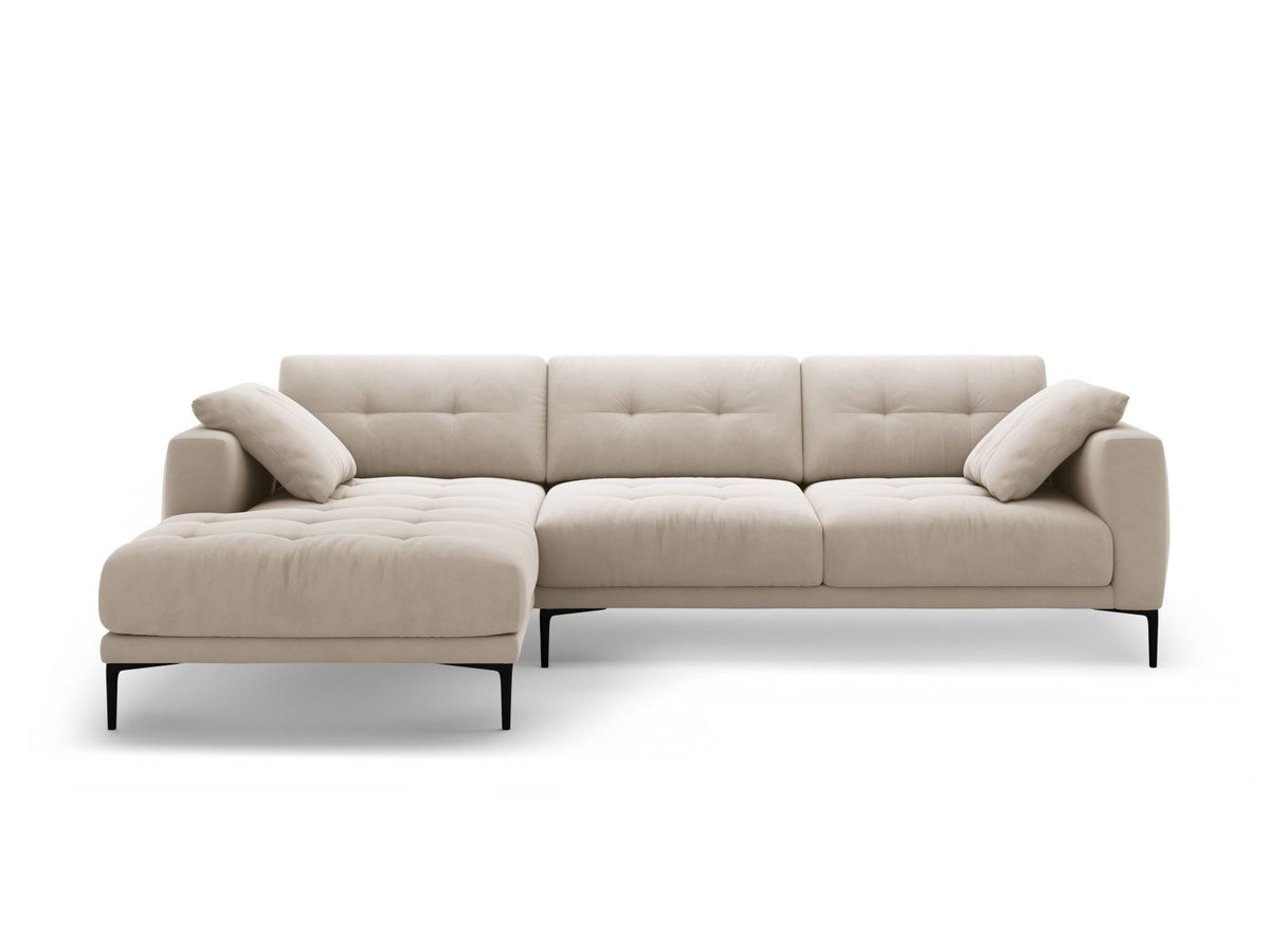 Ecksofa links Lazio mit beigem Samtstoff-Bezug, Massivholzrahmen und schwarzen Metallbeinen, Récamiere und niedriger Rückenlehne.