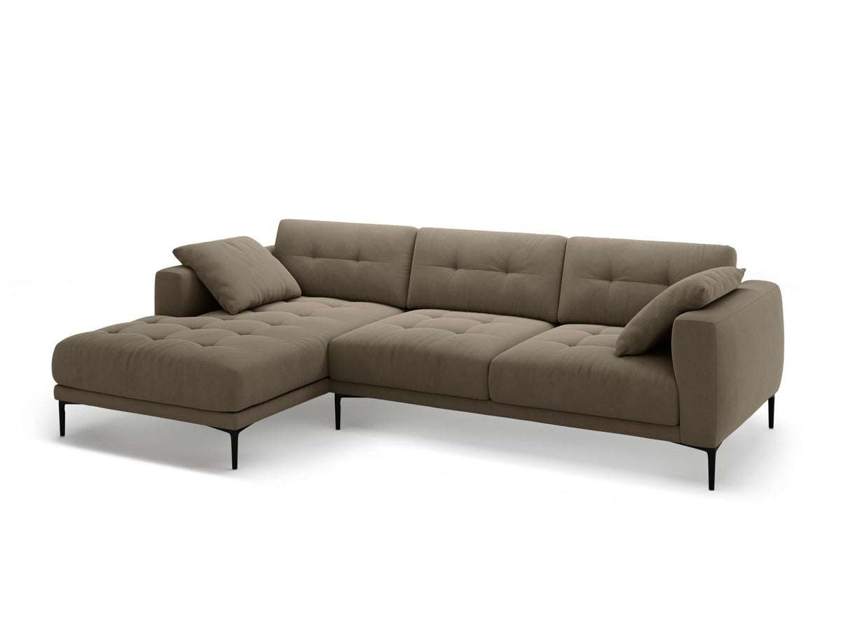 Ecksofa links Lazio mit beigem Samtstoff-Bezug, Massivholzrahmen und schwarzen Metallbeinen, Récamiere und niedriger Rückenlehne.