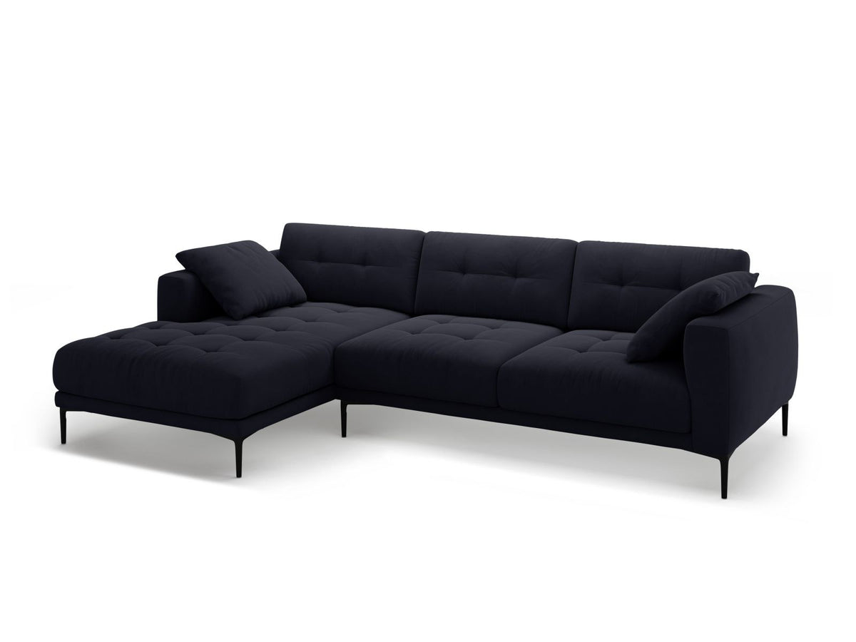 Ecksofa links Lazio mit beigem Samtstoff-Bezug, Massivholzrahmen und schwarzen Metallbeinen, Récamiere und niedriger Rückenlehne.
