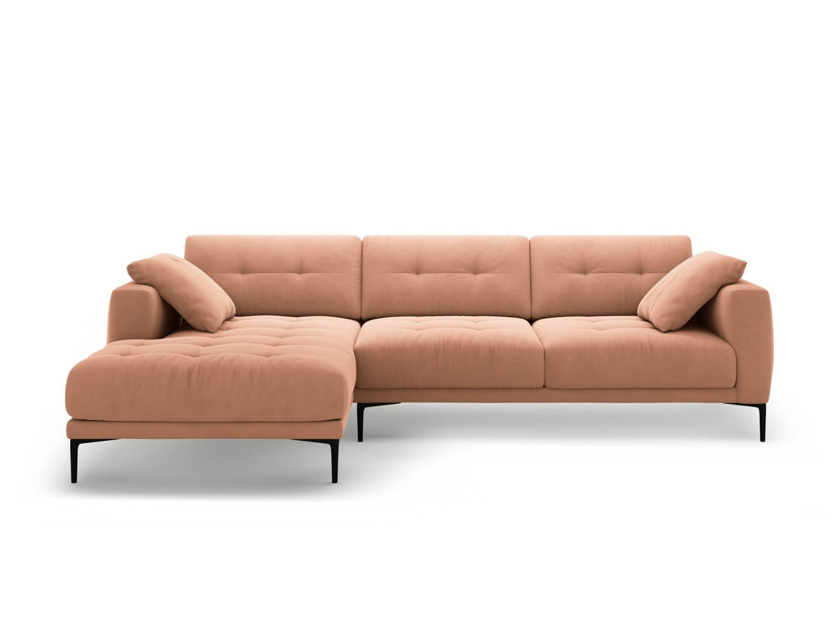 Ecksofa links Lazio mit beigem Samtstoff-Bezug, Massivholzrahmen und schwarzen Metallbeinen, Récamiere und niedriger Rückenlehne.