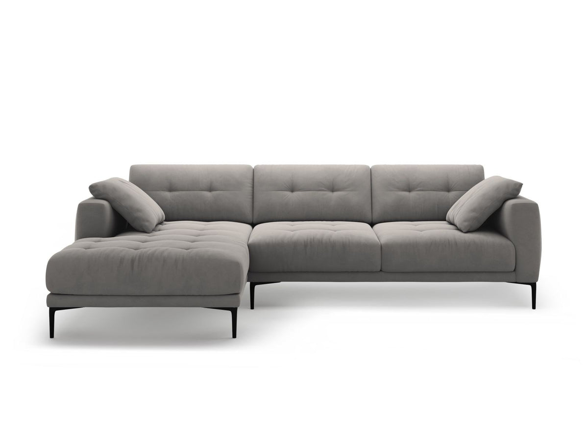 Ecksofa links Lazio mit beigem Samtstoff-Bezug, Massivholzrahmen und schwarzen Metallbeinen, Récamiere und niedriger Rückenlehne.