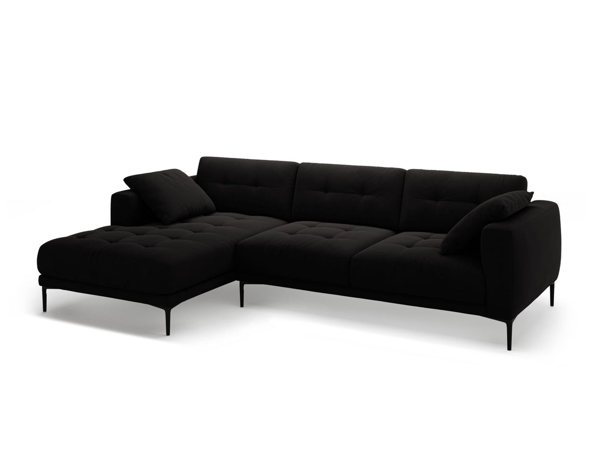 Ecksofa links Lazio mit beigem Samtstoff-Bezug, Massivholzrahmen und schwarzen Metallbeinen, Récamiere und niedriger Rückenlehne.