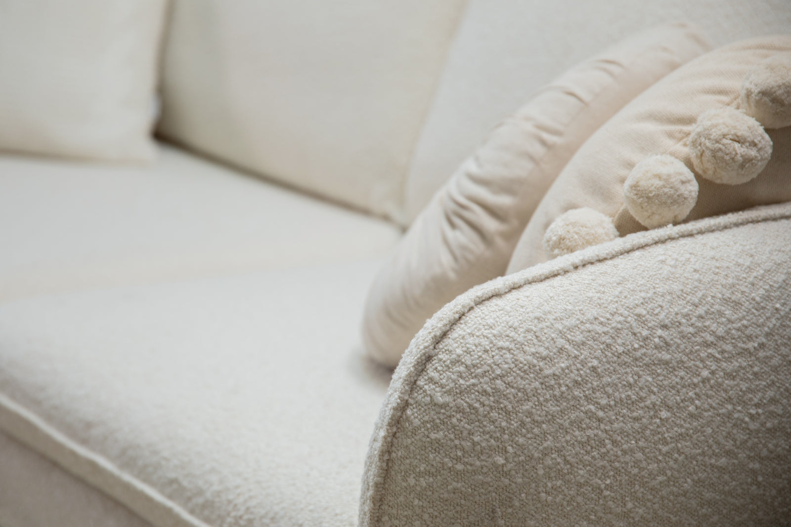 Modernes 5-Sitzer L-Sofa Vienna Boucle links in edlem Schwarz, perfekt für komfortable Entspannung und stilvolle Einrichtung.