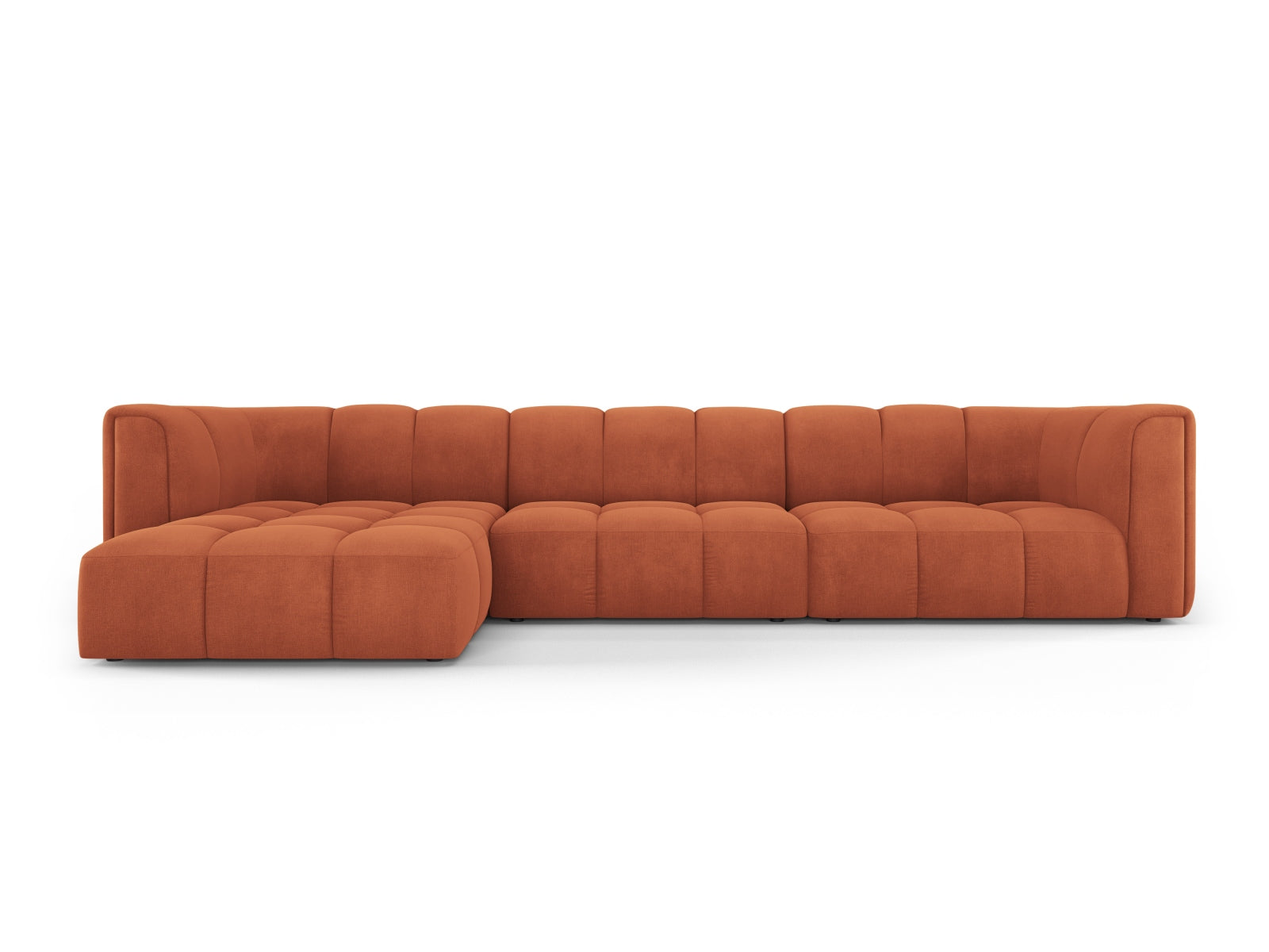 Elegantes 5-Sitzer Ecksofa Moritz in warmem Orange, perfekt für moderne Wohnzimmer, erhältlich bei Cosmopolitan Design.