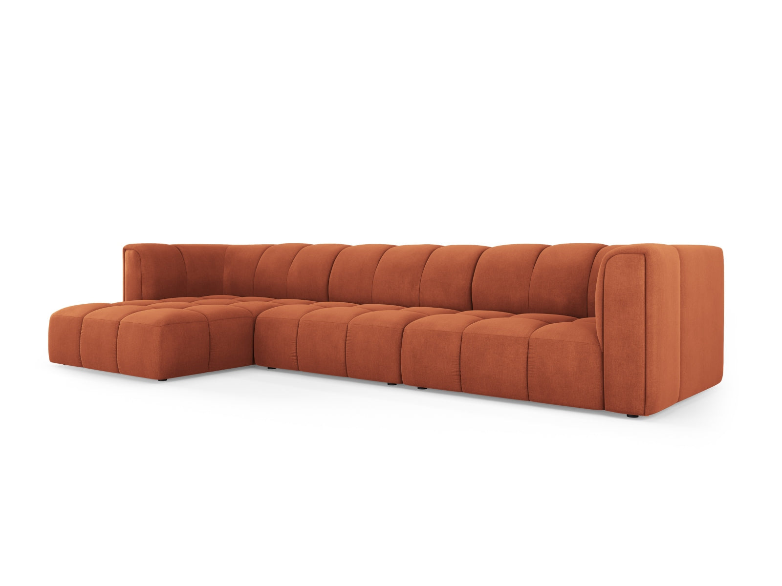 Modulares 5-Sitzer Ecksofa Moritz in stilvollem Orange, ideal für gemütliche Wohnräume, erhältlich bei Cosmopolitan Design.