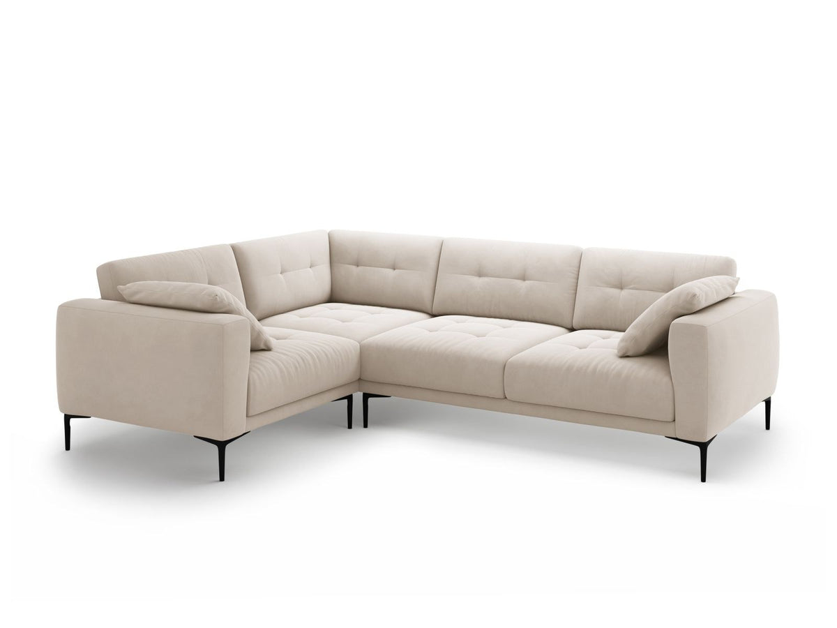 Ecksofa links Lazio in Beige-Salvador mit Samtvelours-Bezug, Massivholzrahmen und schwarzen Metallbeinen, Récamiere und breiter Sitzfläche.