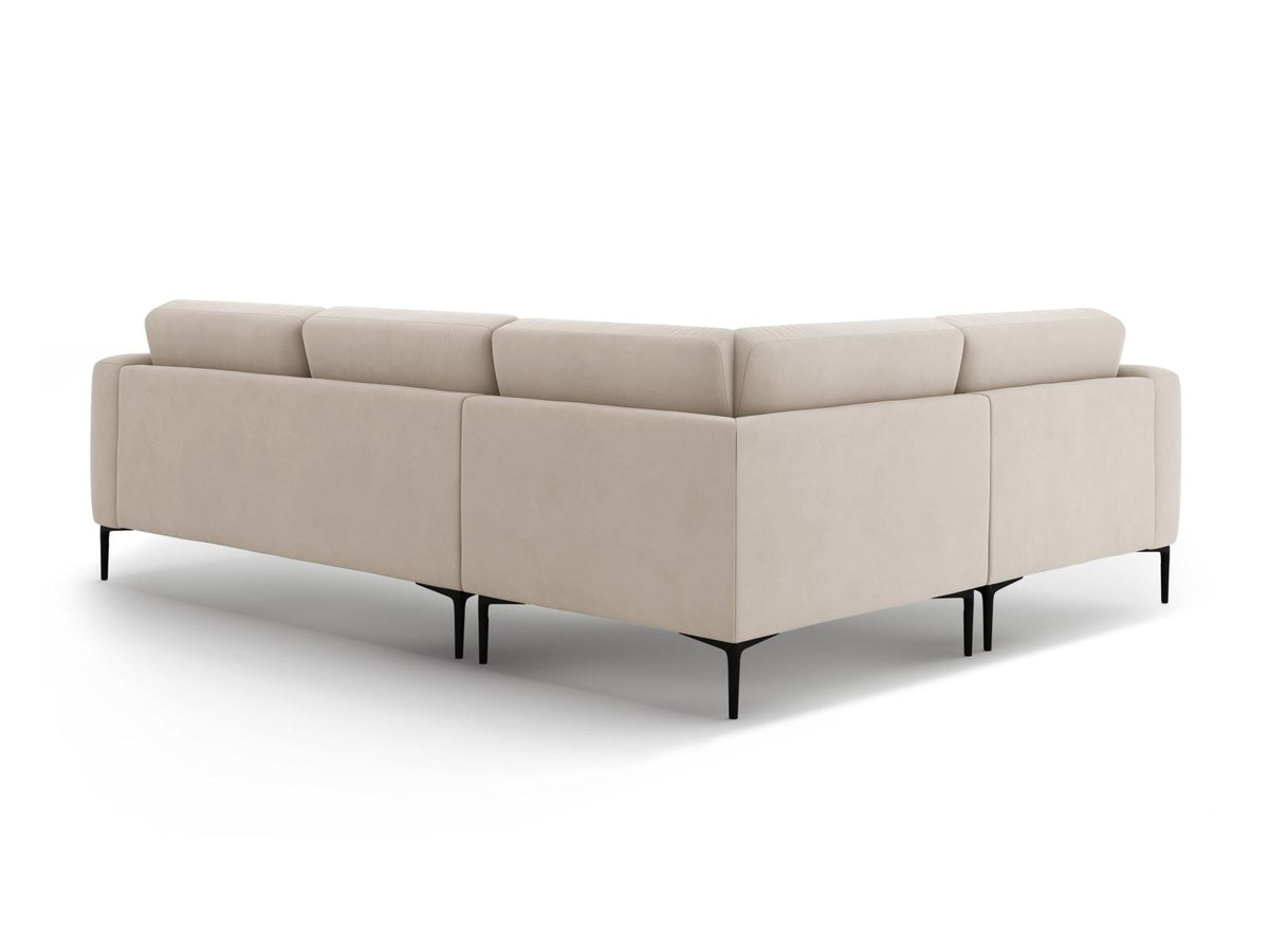 Ecksofa links Lazio in Beige-Salvador mit Samtvelours-Bezug, Massivholzrahmen und schwarzen Metallbeinen, Récamiere und breiter Sitzfläche.