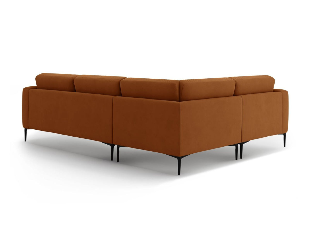 Ecksofa links Lazio in Beige-Salvador mit Samtvelours-Bezug, Massivholzrahmen und schwarzen Metallbeinen, Récamiere und breiter Sitzfläche.