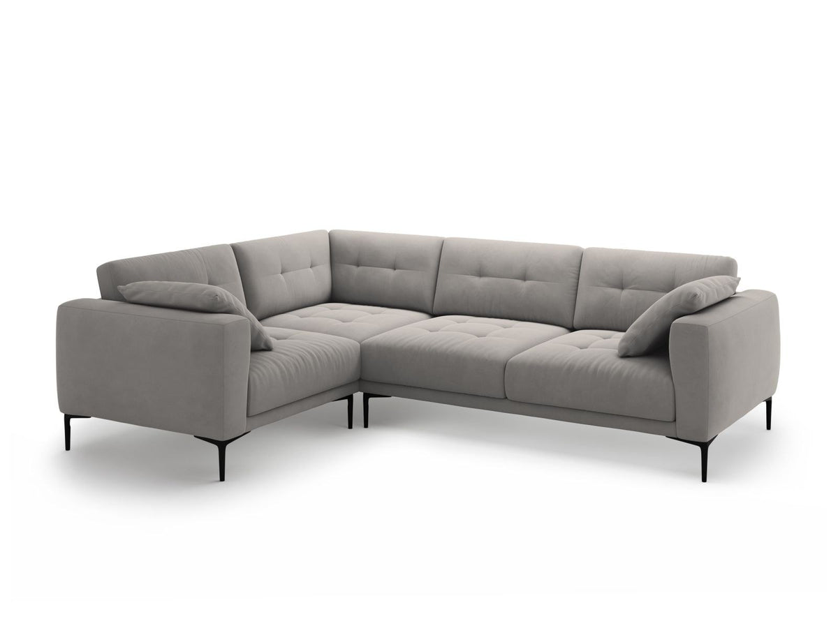 Ecksofa links Lazio in Beige-Salvador mit Samtvelours-Bezug, Massivholzrahmen und schwarzen Metallbeinen, Récamiere und breiter Sitzfläche.