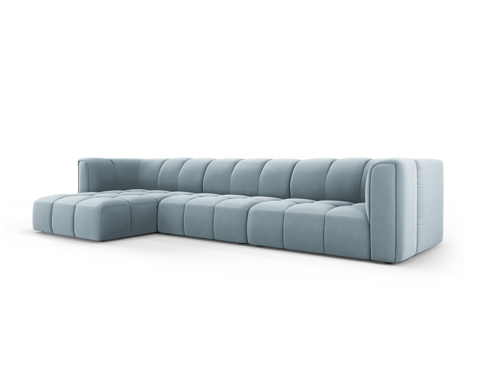 Modulares 5-Sitzer Ecksofa Moritz in sanftem Hellblau, stilvoll und komfortabel, ideal für moderne Wohnräume.