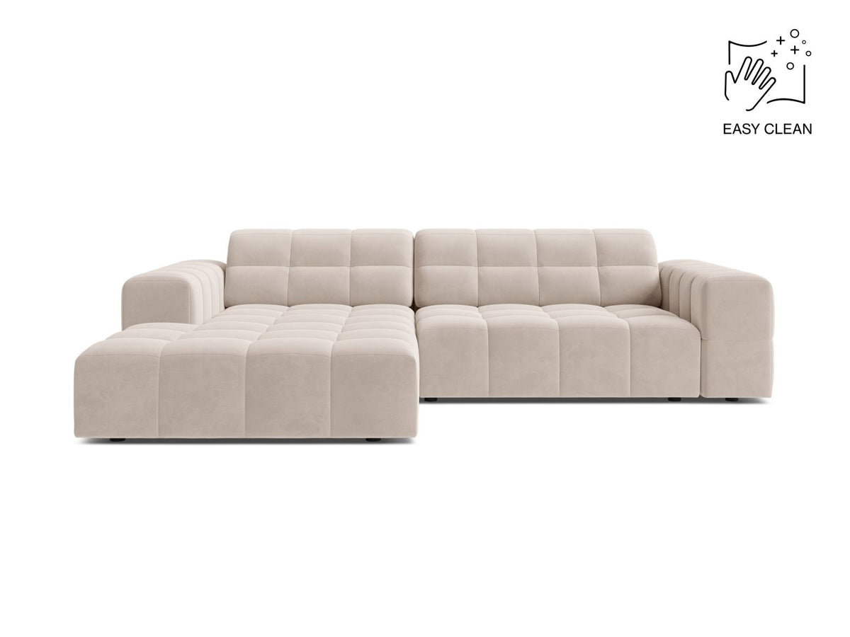 Ecksofa links Chicago in dunkelgrünem Samtstoff mit schwarzen Kunststoffbeinen, Massivholzrahmen und markanter Récamiere-Form.