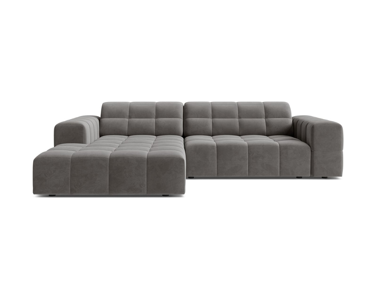 Ecksofa links Chicago in dunkelgrünem Samtstoff mit schwarzen Kunststoffbeinen, Massivholzrahmen und markanter Récamiere-Form.