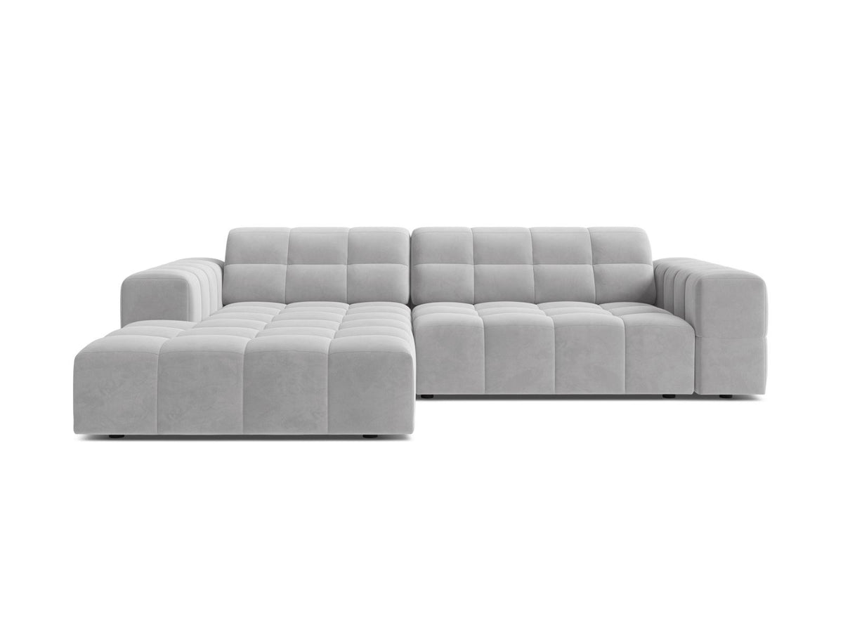 Ecksofa links Chicago in dunkelgrünem Samtstoff mit schwarzen Kunststoffbeinen, Massivholzrahmen und markanter Récamiere-Form.