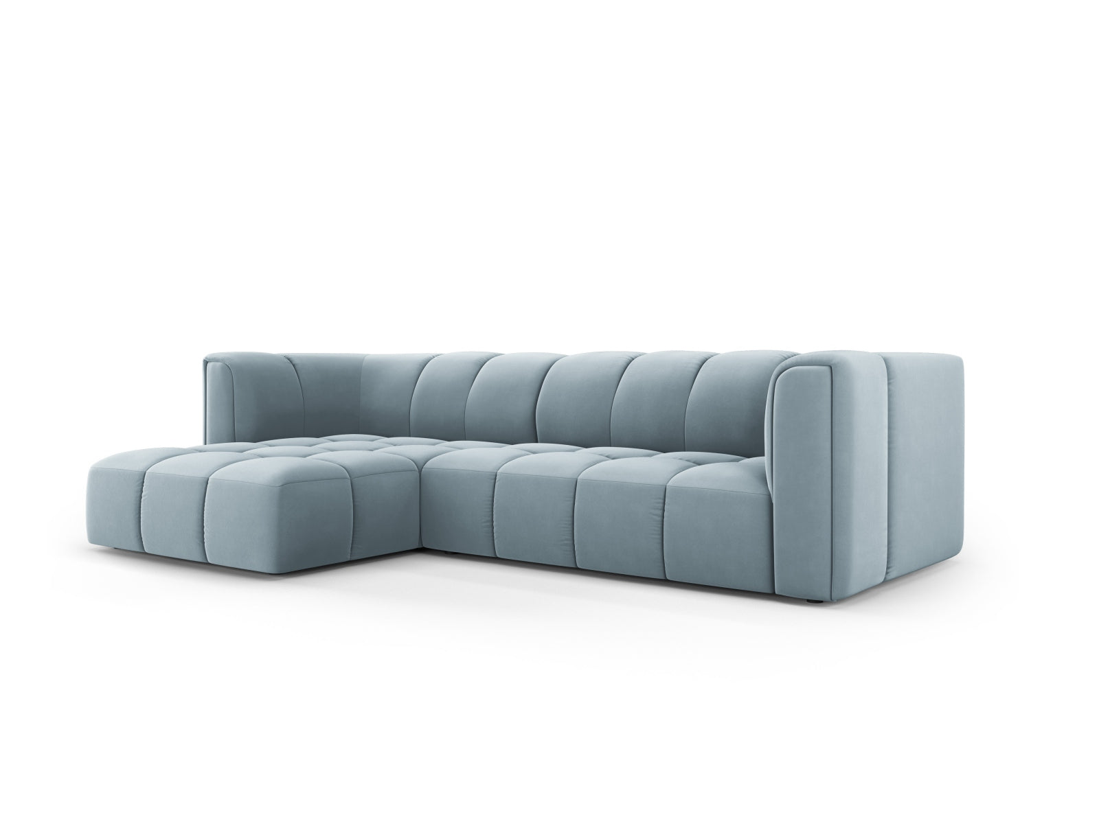 Elegantes 3-Sitzer Ecksofa Moritz in sanftem Hellblau, ideal für stilvolle Wohnräume, präsentiert von Cosmopolitan Design.