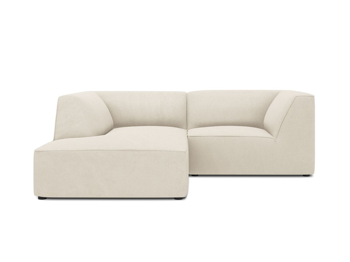 Modulares Ecksofa Siena mit gelbem Ottawa-Stoffbezug, schwarzen Kunststoffbeinen und Récamiere, Ansicht von vorne im Wohnraum.