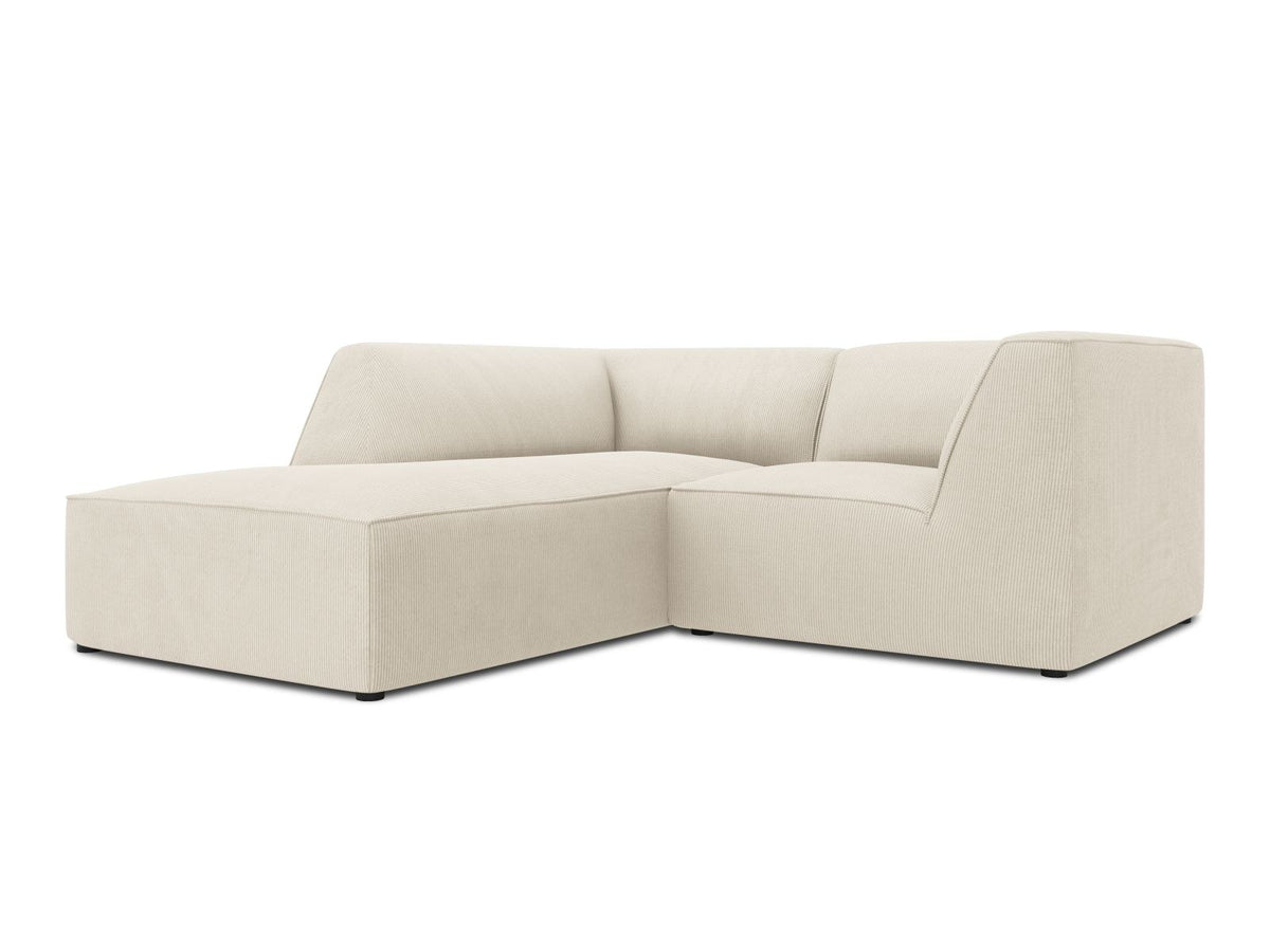 Modulares Ecksofa Siena mit gelbem Ottawa-Stoffbezug, schwarzen Kunststoffbeinen und Récamiere, Ansicht von vorne im Wohnraum.