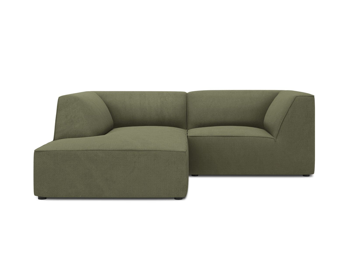 Modulares Ecksofa Siena mit gelbem Ottawa-Stoffbezug, schwarzen Kunststoffbeinen und Récamiere, Ansicht von vorne im Wohnraum.